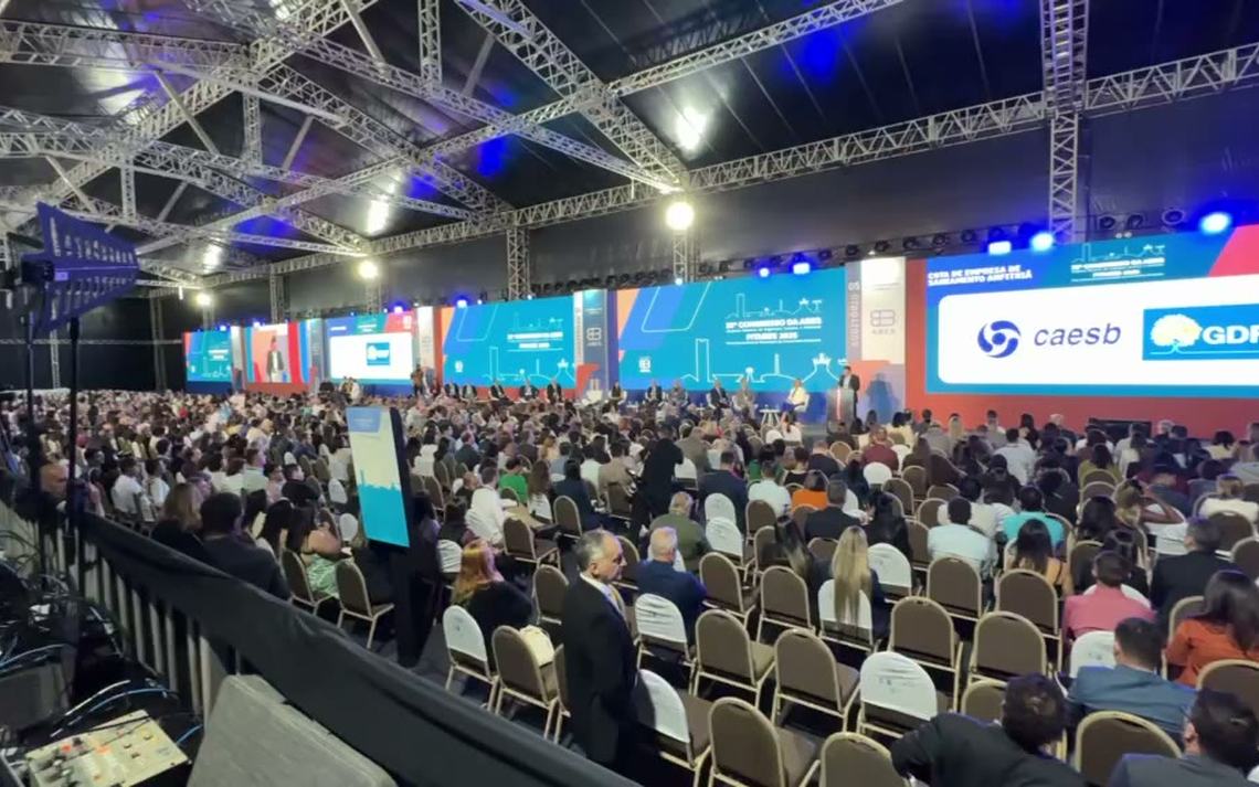 Plenária lotada do 33º Congresso da ABES sob tenda com painéis de LED
