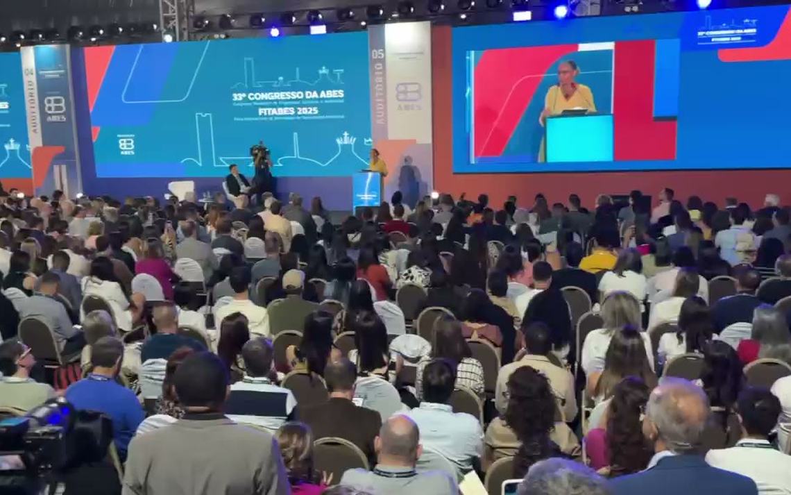 Público do 33º Congresso da ABES diante do palco principal