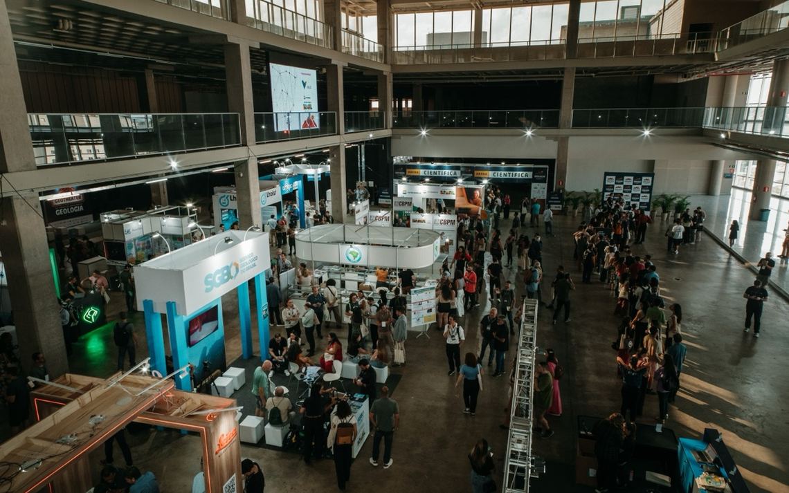 Área de exposição do 51º Congresso Brasileiro de Geologia com estandes e público
