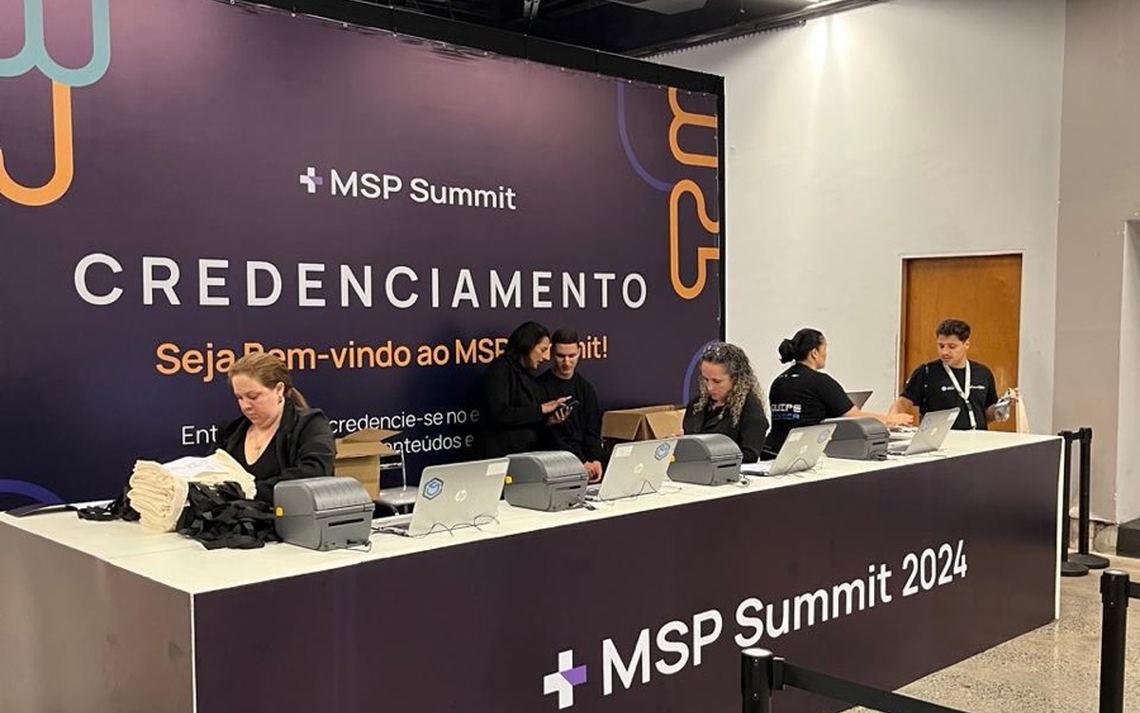 Balcão de credenciamento do MSP Summit 2024 com identidade visual própria