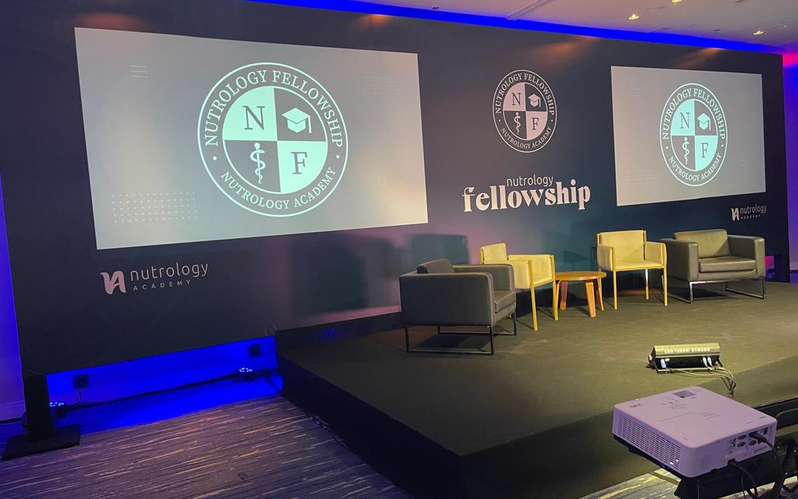 Palco do Nutrology Fellowship com cenografia e projeção montadas pela AV2Play