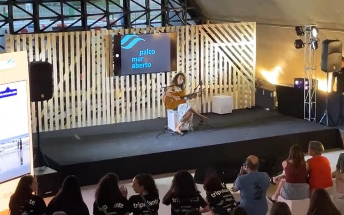 Palco de cenografia em madeira da SP Ocean Week com plateia
