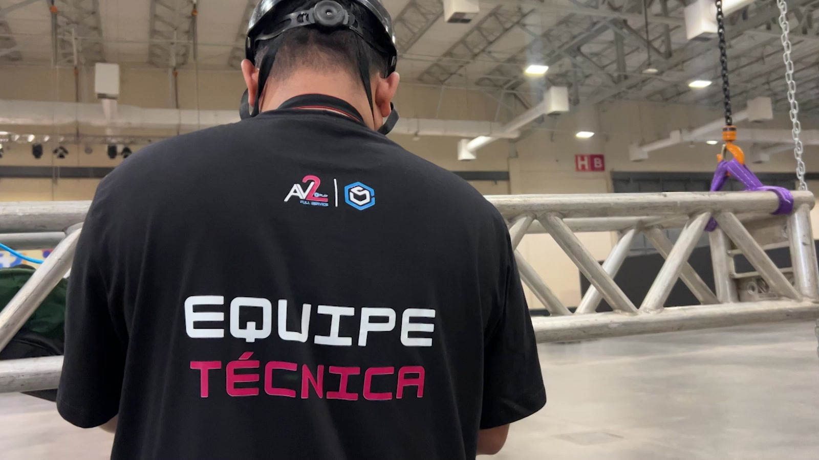 Equipe técnica AV2Play montando estrutura de truss em pavilhão de eventos