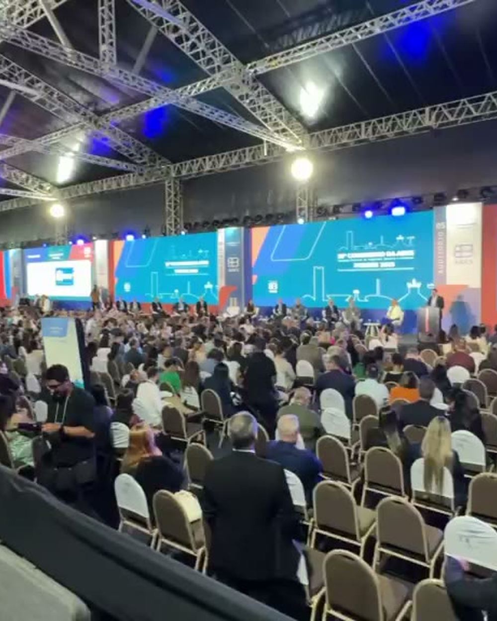 Plenária lotada do 33º Congresso da ABES, com painéis de LED e estrutura de truss
