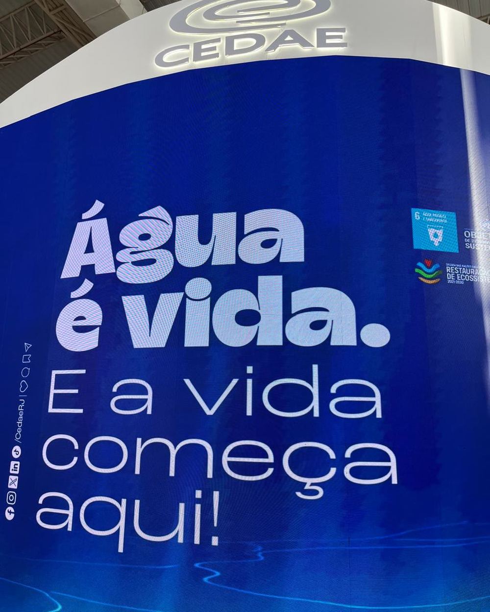 Fachada curva em LED do estande CEDAE na FITABES 2025