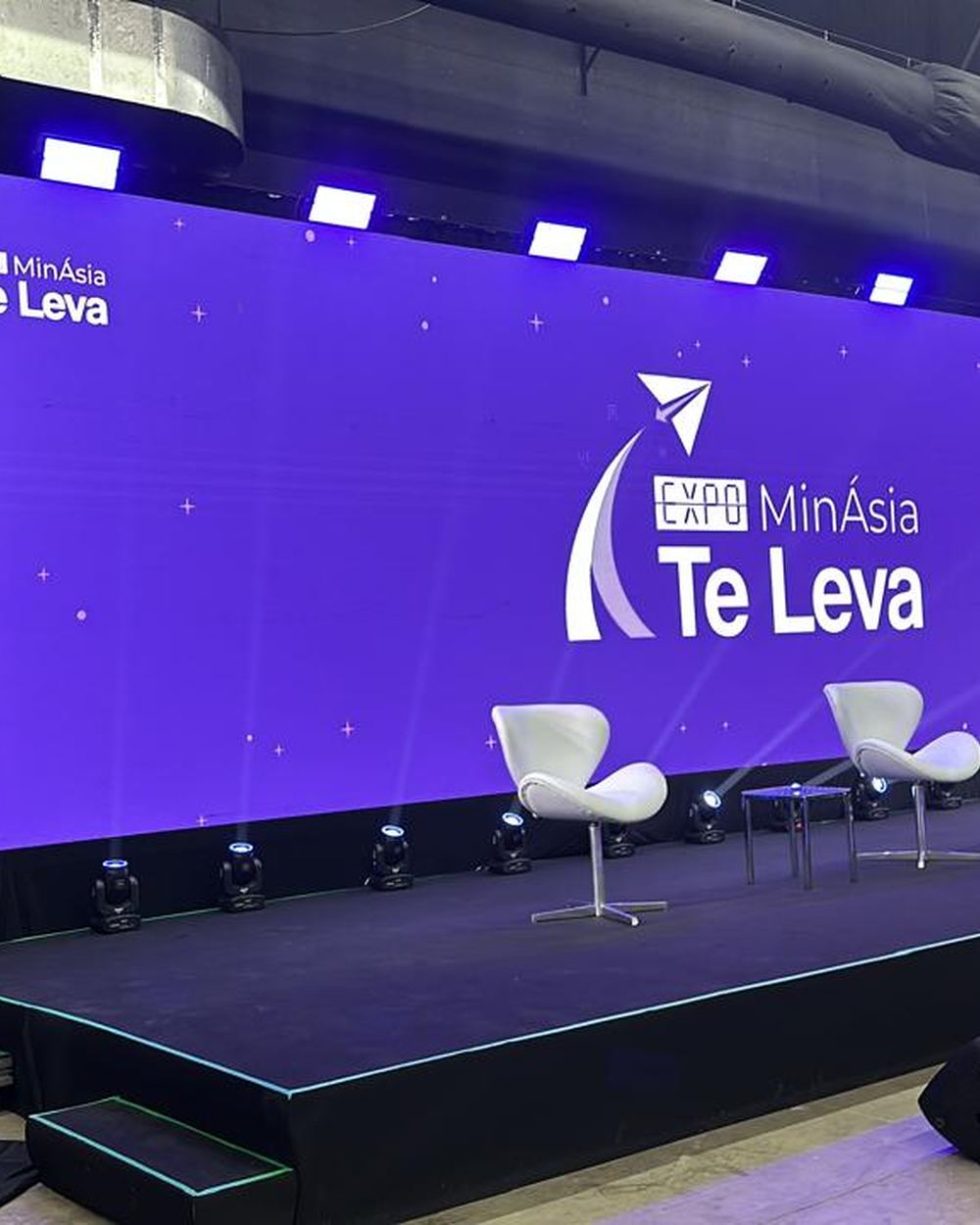 Palco principal da Expo MinÁsia Te Leva 2025 com painel de LED