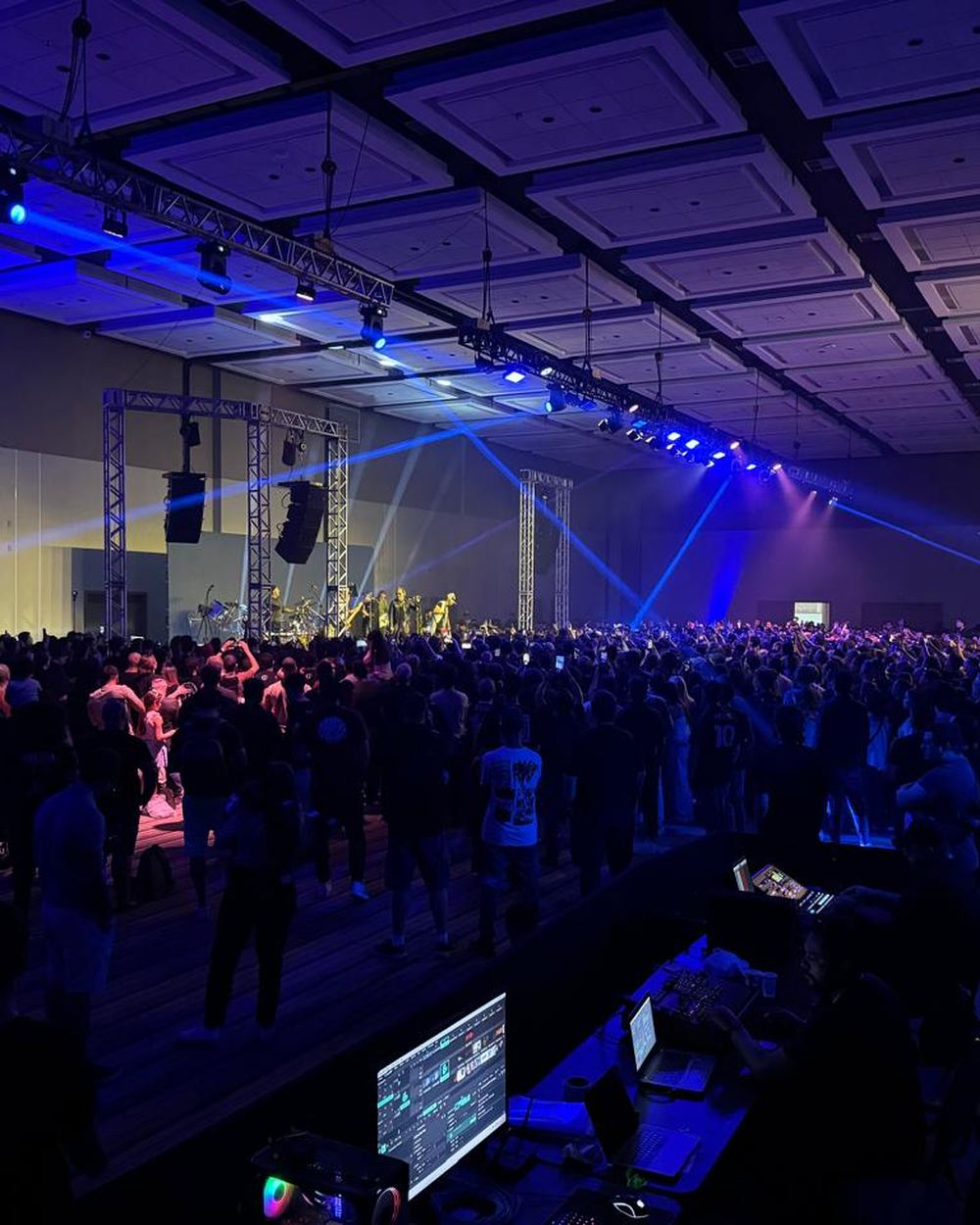 Público sob iluminação cênica no TDT Music e Expo 2025