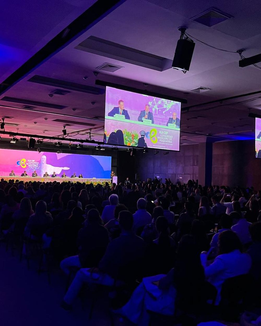 Plateia do XLII Congresso Brasileiro de Psiquiatria diante do painel de LED