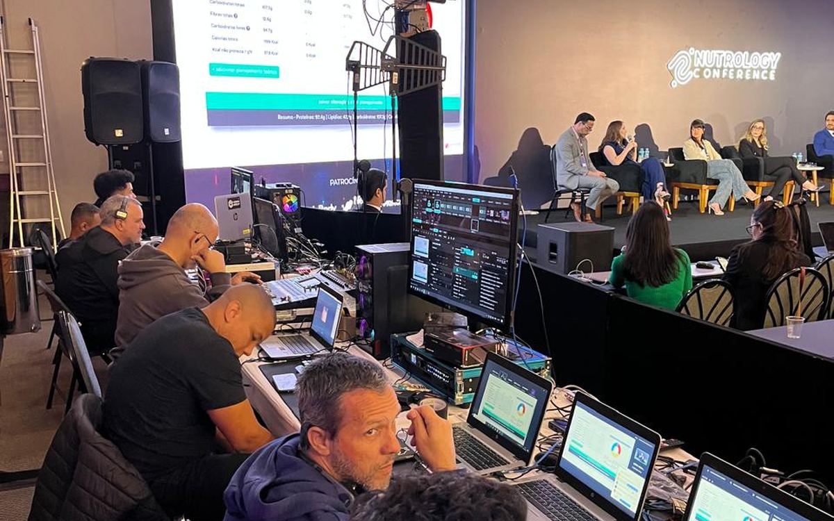 Equipe técnica da AV2Play na mesa de corte durante evento